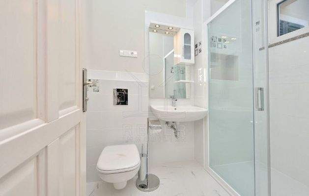 Helles Bad mit modernen, zeitlosen Wand- und Bodenfliesen ...