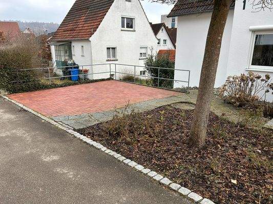 Stellplätze vor dem Haus