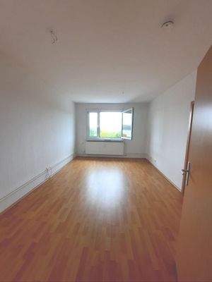 Helles Wohnzimmer mit Aussicht