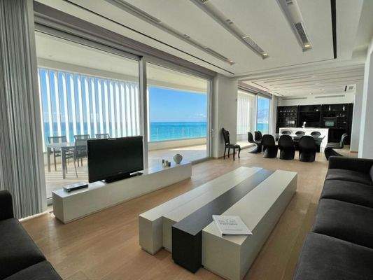 Einzigartige Villa am Meer mit Innenpool, Gärten und Gästehaus