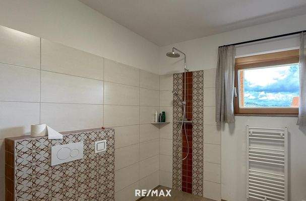 Badezimmer mit Dusche und WC