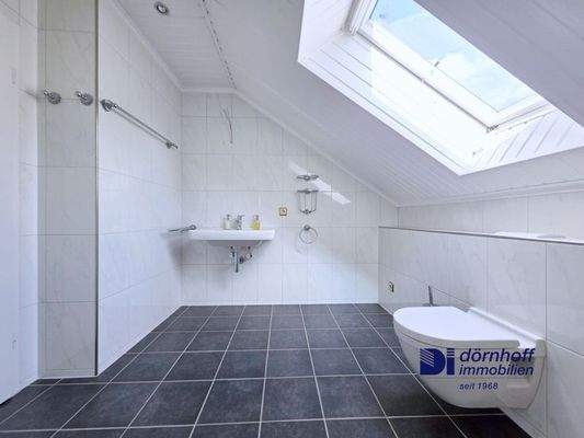 Badezimmer mit Dusche DG