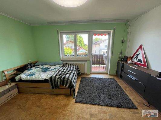 Schlafzimmer mit Zugang zum Balkon