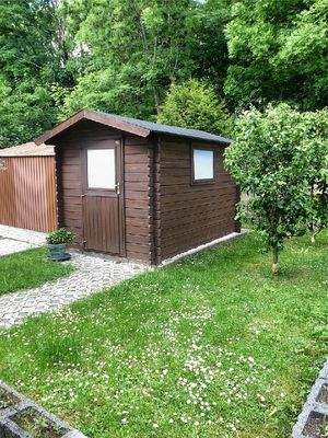 Vordergarten mit Gartenhaus