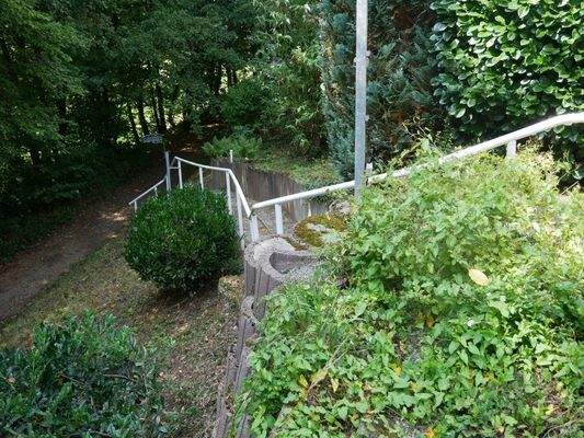 Treppe zum Fußweg in den Kurpark