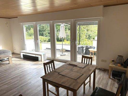 Wohnbereich mit Zugang auf die Terrasse