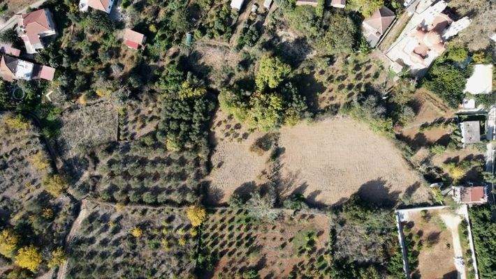 Kreta, Armeni: Erstklassiges Baugrundstück mit Bergblick, Obstgarten und Strandnähe
