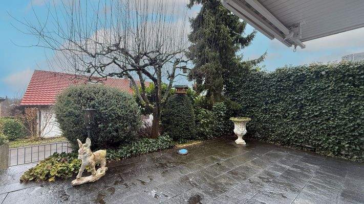 Große Terrasse nach Süden mit Markise