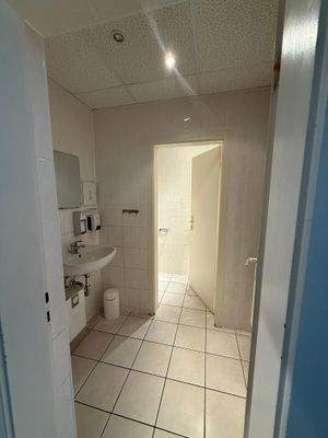 Halle 1 links - WC EG