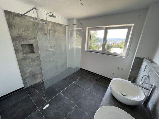 Bad mit großer Dusche und Doppelwaschbecken