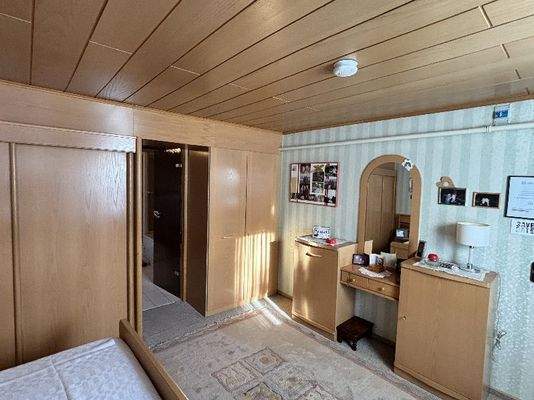 Elternschlafzimmer mit angrenzendem Bad