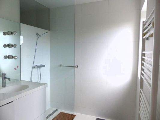 große Duschkab. und Handtuchwärmer