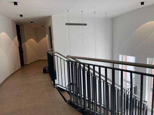 Treppenhaus mit Fahrstuhl