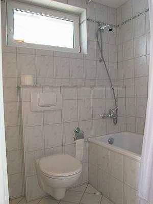 Toilette mit Sitzbadewanne