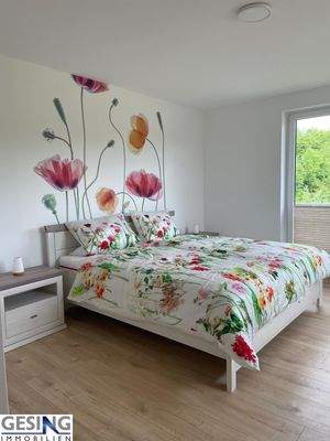 Schlafzimmer mit Zugang zum Balkon