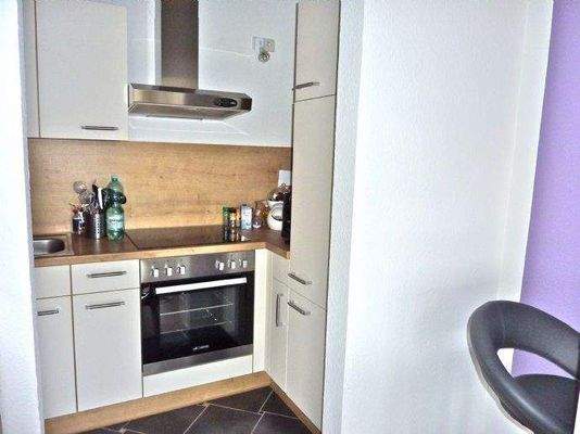 KÜCHE MIT NEUWERTIGER MODERNER EINBAUKÜCHE