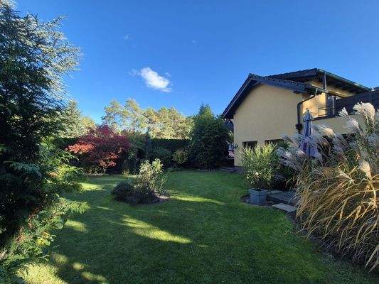 Garten mit Teilansicht Haus