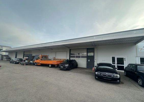 Gewerbehalle mit Parkplatz