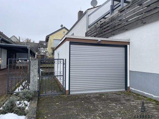 Garage mit Zugang zum Hof