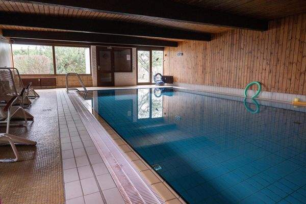 Schwimmbad mit Tageslicht