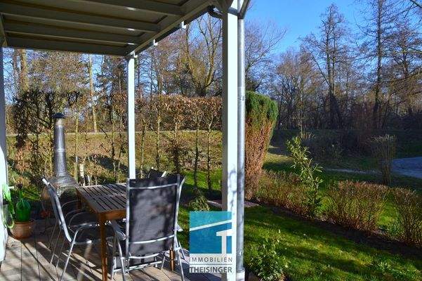 Überdachte Terrasse mit kleinem Garten