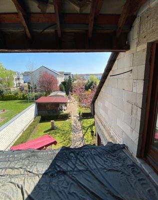 Blick in den Garten vom Dachgeschoss aus