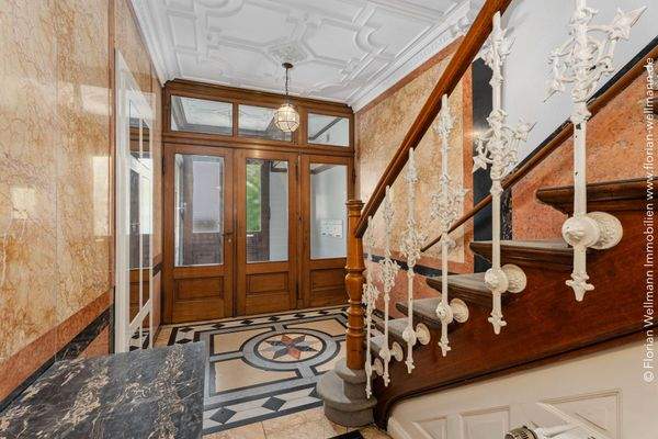 Repräsentativer Hauseingangsbereich mit historischen Ausstattungselementen.