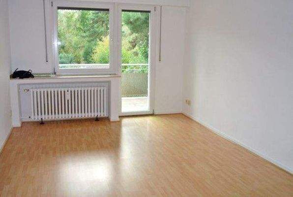 Wohnraum mit Zugang zum großen Balkon