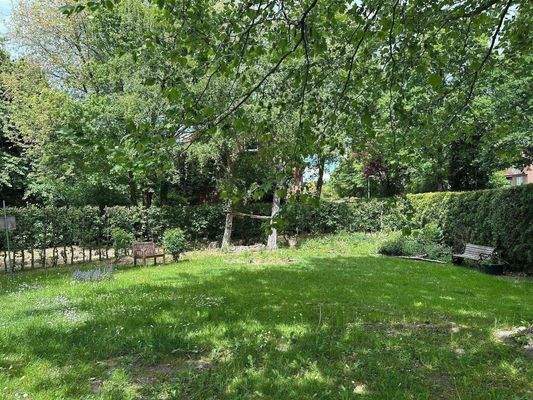 Gemeinschaftsgrundstück vor der Wohnanlage