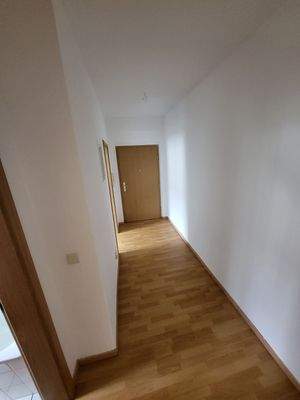 Heller Flur mit Holzboden