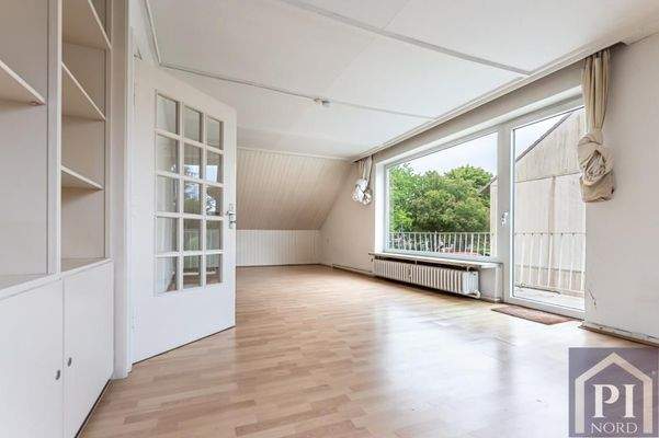 Großes Zimmer mit Balkon im Dachgeschoss