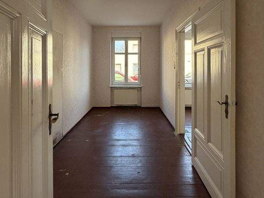 Unsanierte Wohnung im EG