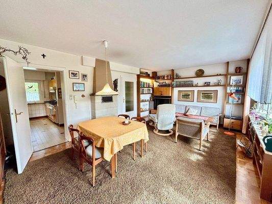 Wohn- Esszimmer Blick zur Küche.JPG