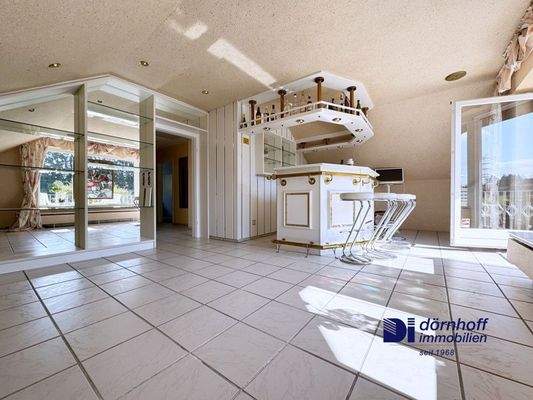 Helles Dachgeschoss mit integrierter Bar und Zugang zum Balkon (auch als Wohnzimmer nutzbar)