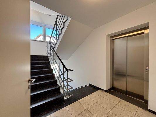 Aufzug / Treppenhaus
