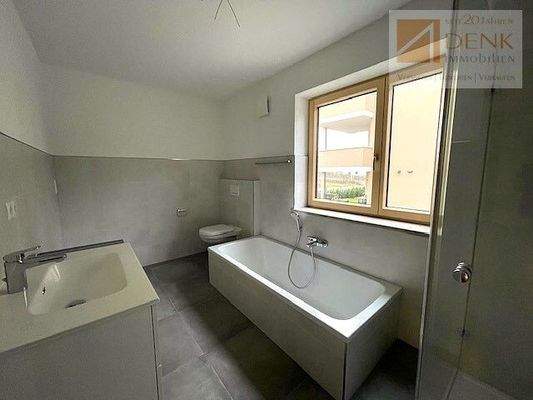 Bad, 3 ZW. Wohnung rechts