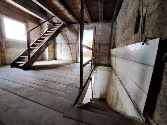 8 DG, Teil-Bühne mit Zimmer.jpg