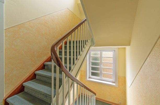 Freundliches Treppenhaus mit natürlicher Belichtung