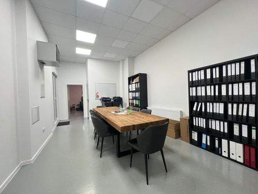 Modernes Büro mit Aktenregal