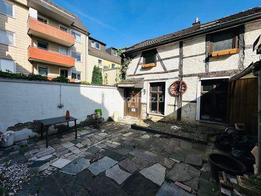 Hoffläche u. Ansicht Nebengebäude