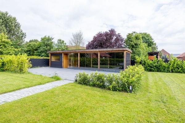 Gartenhaus mit Sauna und Whirlpool