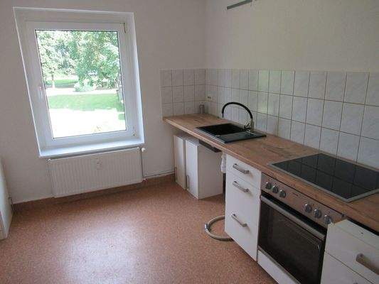 Einbauküche mit Spüle und E-Herd