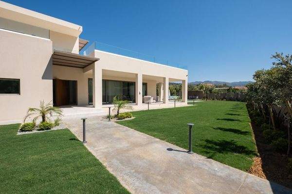 Kreta, Tavronitis: Zeitgenössisch eingerichtete Villa mit Pool zu verkaufen