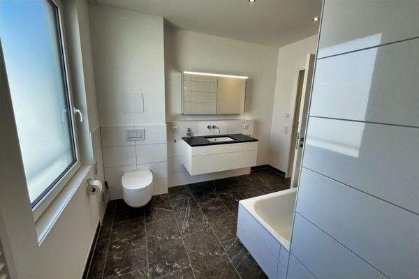 Tageslicht-Bad mit Dusche, Wanne, Waschtisch und Dusch-WC