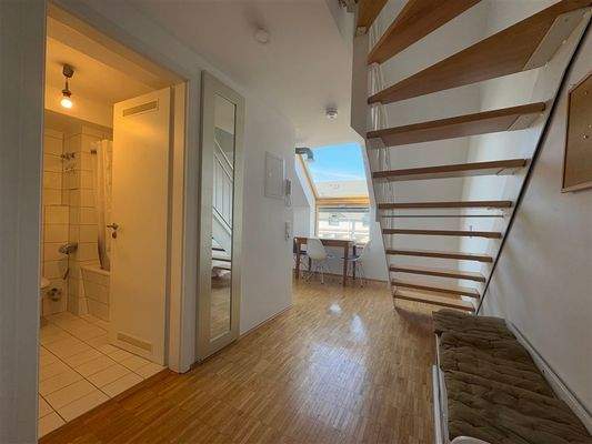 Links das Bad - rechts das Wohnzimmer