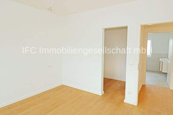 Schlafzimmer mit Ankleide im OG