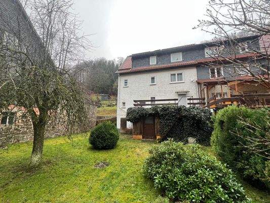 Hausansicht mit Garten