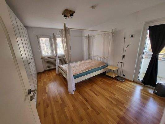 Schlafzimmer (Balkon rechts)