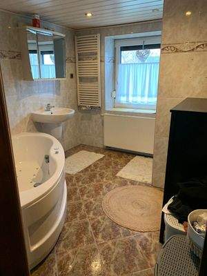 Bad mit Whirlpoolbadewanne und Dusche