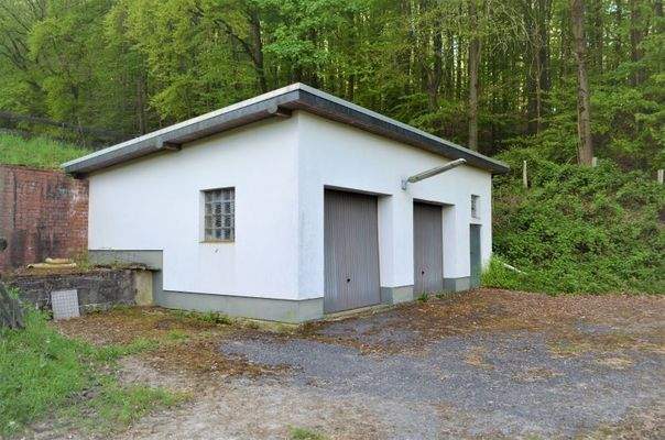 Doppelgarage und Brunnen